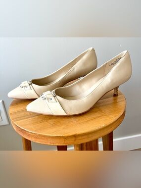 NINE & Co. Cream Pointed Toe Kitten Heel With Buckle Accent Size 7M -Classy Chic